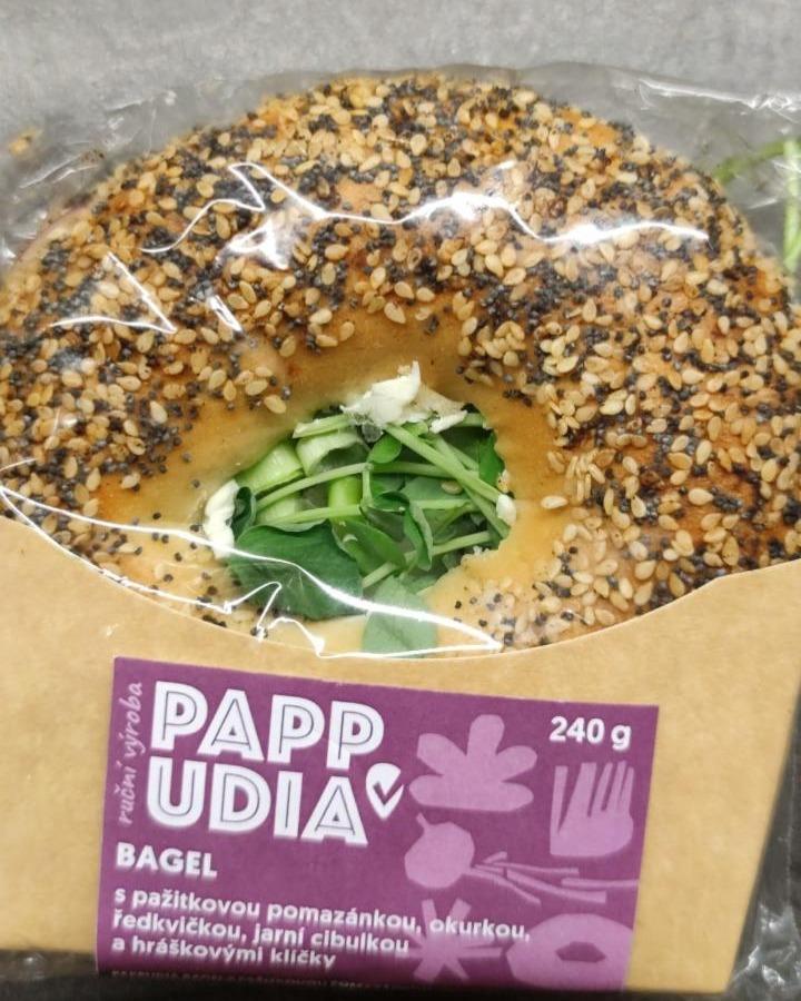 Fotografie - Bagel s pažitkovou pomazánkou, ředkvičkou, okurkou, jarní cibulkou a hráškovými klíčky Pappudia