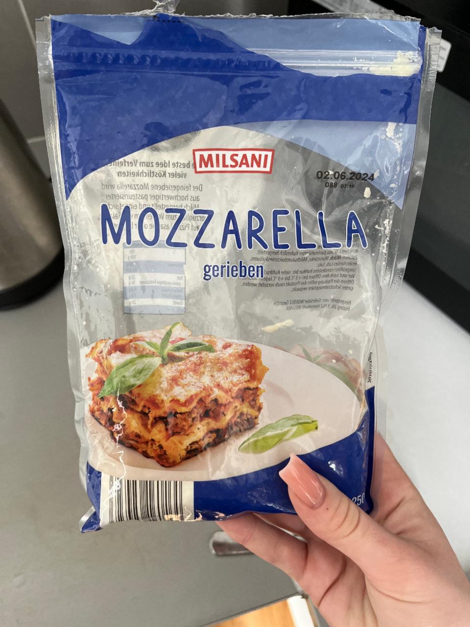 Fotografie - Mozzarella gerieben Milsani