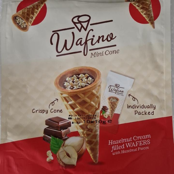 Fotografie - Mini cone hazelnut cream filled wafers with hazelnut pieces Wafino