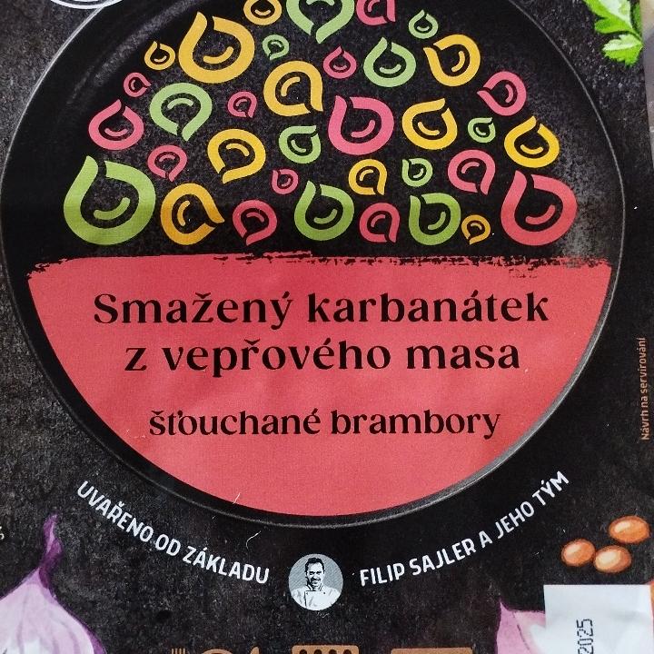 Fotografie - Smažený karbanátek z vepřového masa, šťouchané brambory Cibule Bistro