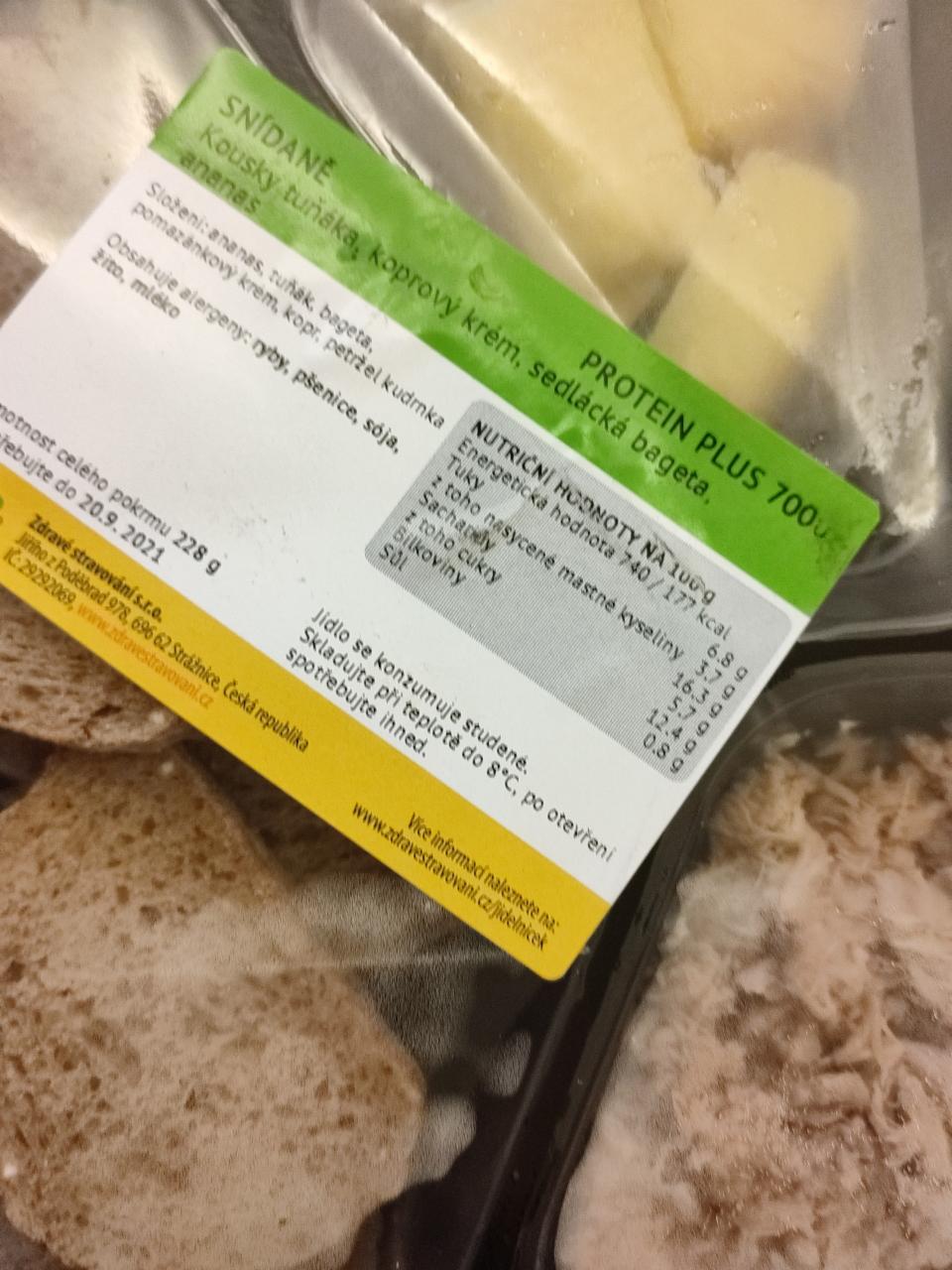 Fotografie - Kousky tuňáka, koprový krém, sedlácká bageta, ananas Zdravé stravování