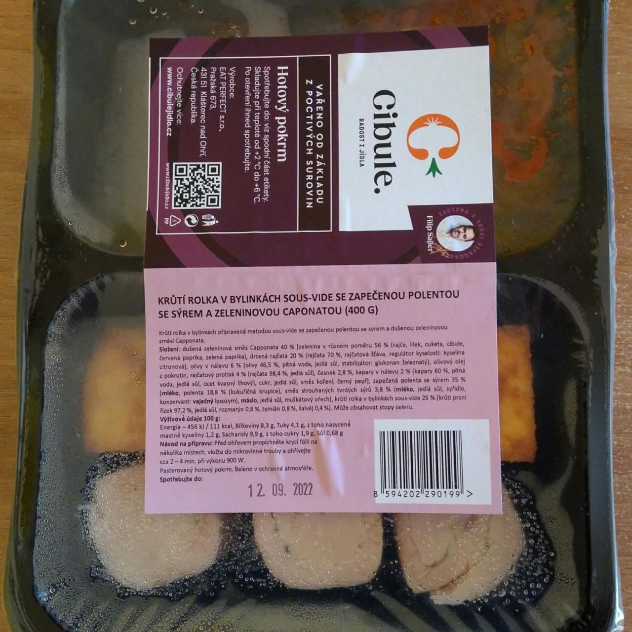 Fotografie - Krůtí rolka v bylinkách sous-vide se zapečenou polentou se sýrem a zeleninou caponatou Cibule.