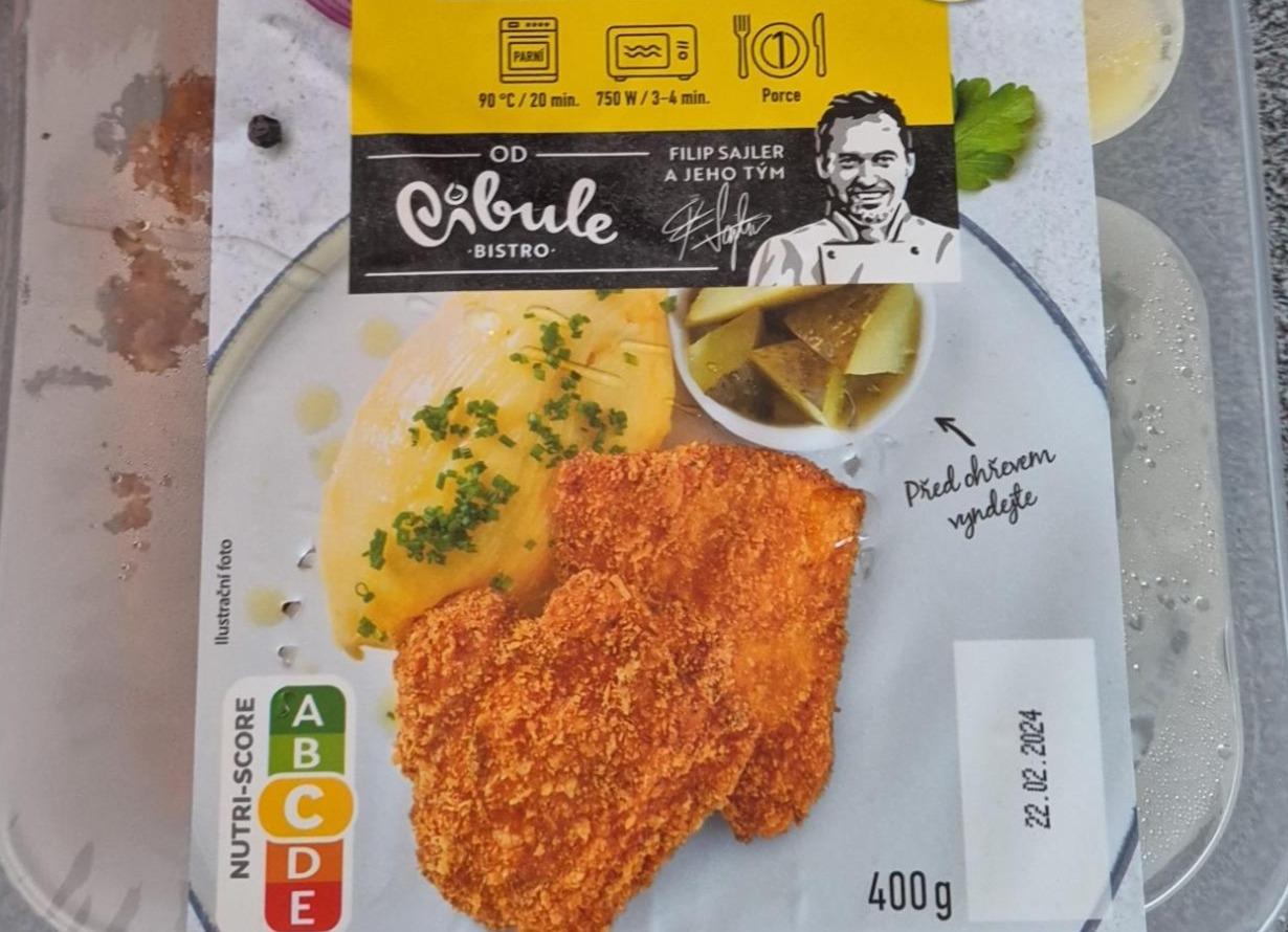 Fotografie - Smažený kuřecí řízek v panko strouhance šťouchané brambory, kyselá okurka Chef Select