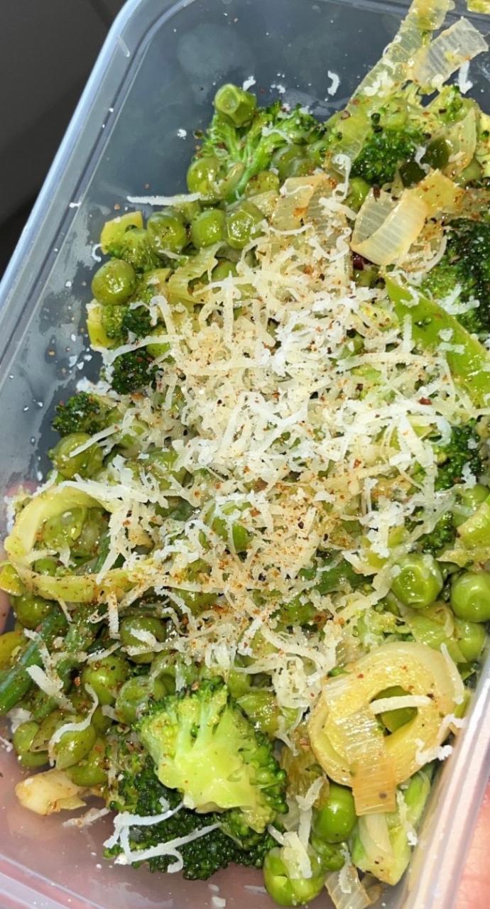 Fotografie - co-op peas, broccoli, leeks and green beans with a bouillon butter