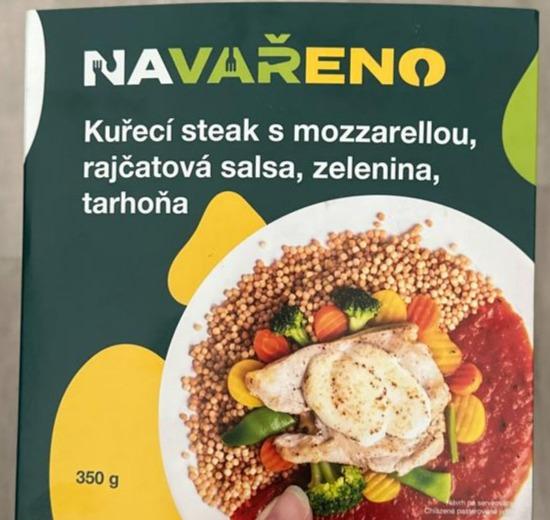 Fotografie - Kuřecí steak s mozzarellou, rajčatová salsa, zelenina, tarhoňa Navařeno