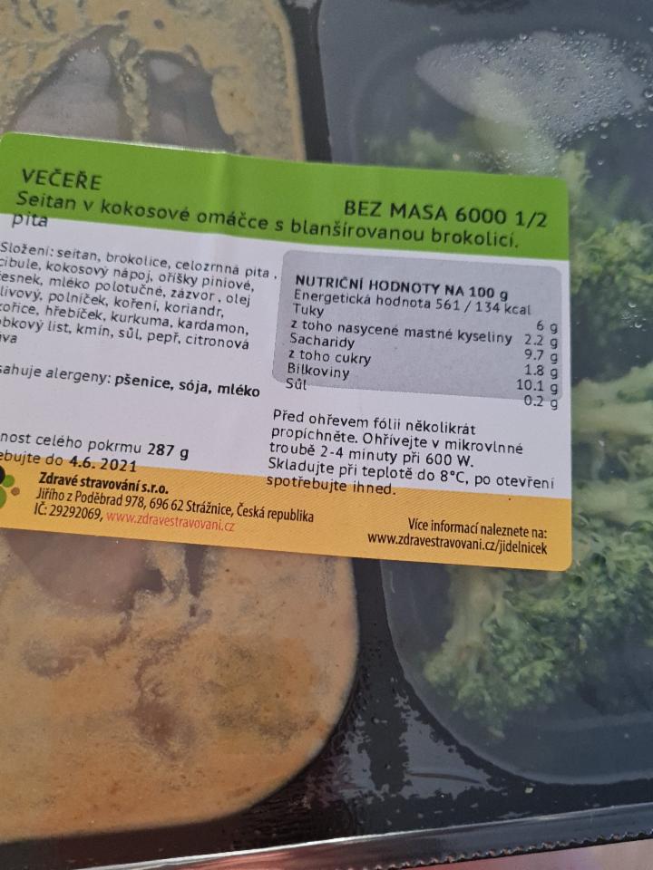 Fotografie - Seitan v kokosové omáčce s blanšírovanou brokolicí, pita Zdravé stravování
