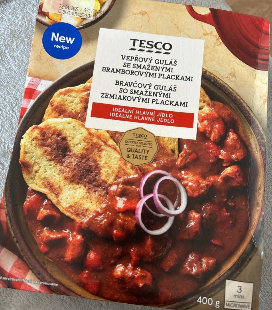 Fotografie - Vepřový guláš se smaženými bramborovými plackami Tesco