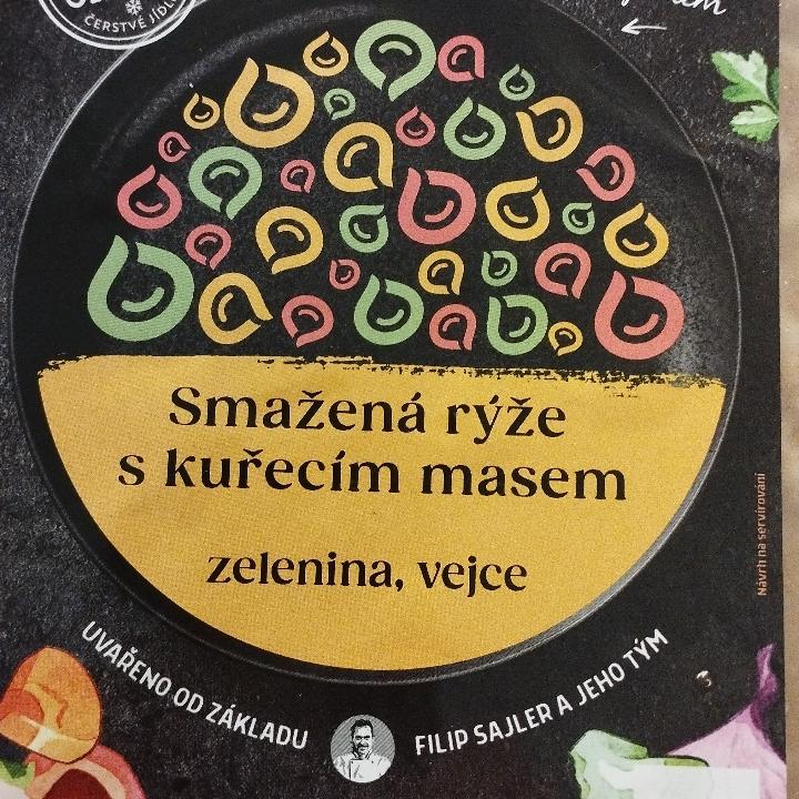 Fotografie - Smažená rýže s kuřecím masem, zelenina, vejce Cibule Bistro