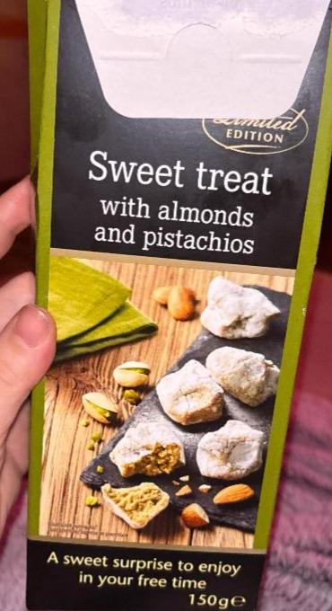 Fotografie - Sweet treat with almonds and pistachios Deluxe