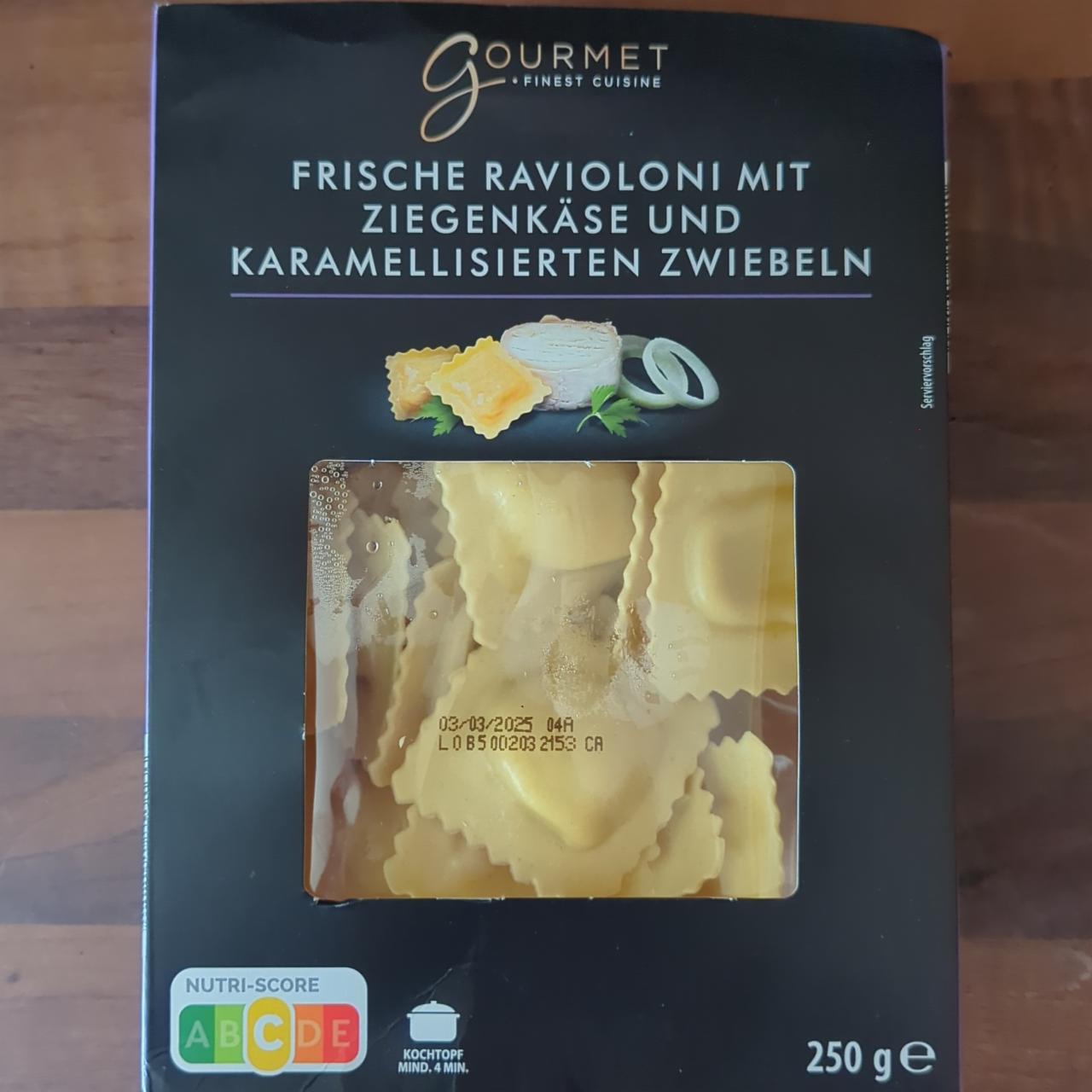 Fotografie - Frische ravioli mit ziegenkäse und karamellisierten zwiebeln Gourmet finest cuisine