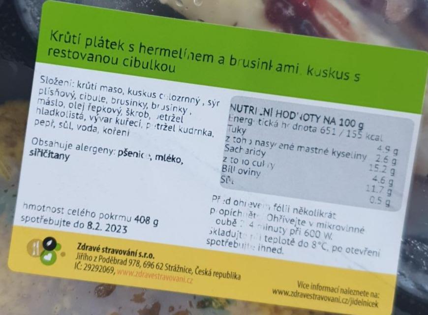 Fotografie - Krůtí plátek s hermelínem a brusinkami, kuskus s restovanou cibulkou Zdravé stravování