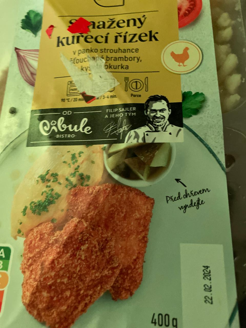 Fotografie - Smažený kuřecí řízek v panko strouhance, šťouchané brambory, kyselá okurka Cibule. Radost z jídla