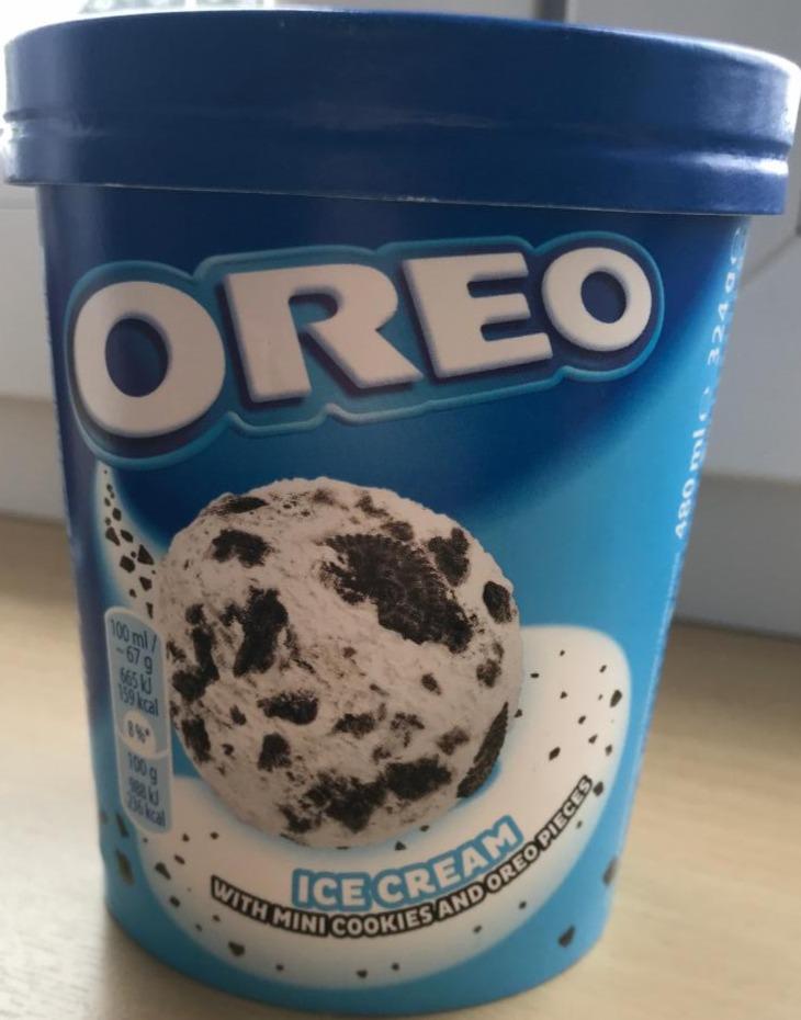 Fotografie - Ice Cream with Mini Cookies and Oreo Pieces Oreo