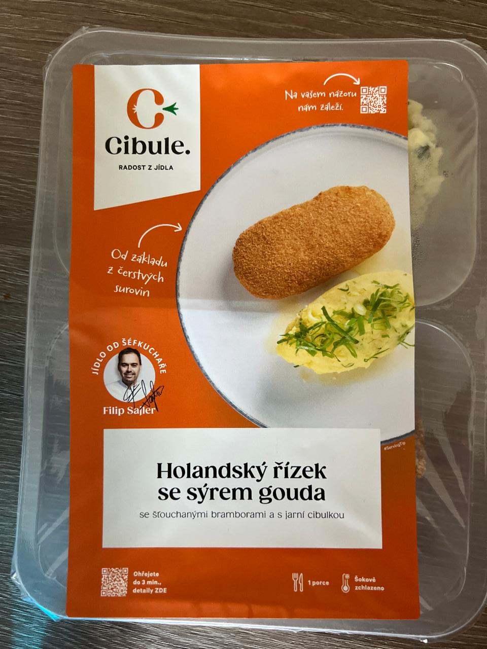 Fotografie - Holandský řízek se sýrem Gouda, se šťouchanými bramborami a jarní cibulkou Cibule. Radost z jídla