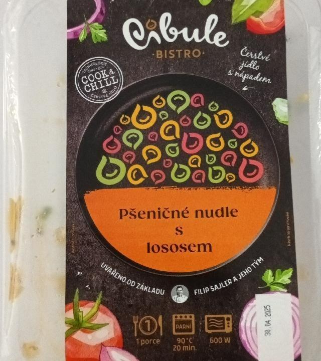 Fotografie - Pšeničné nudle s lososem Cibule Bistro